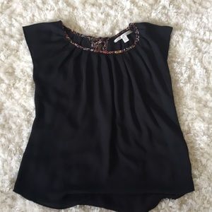 Like new cute black top!